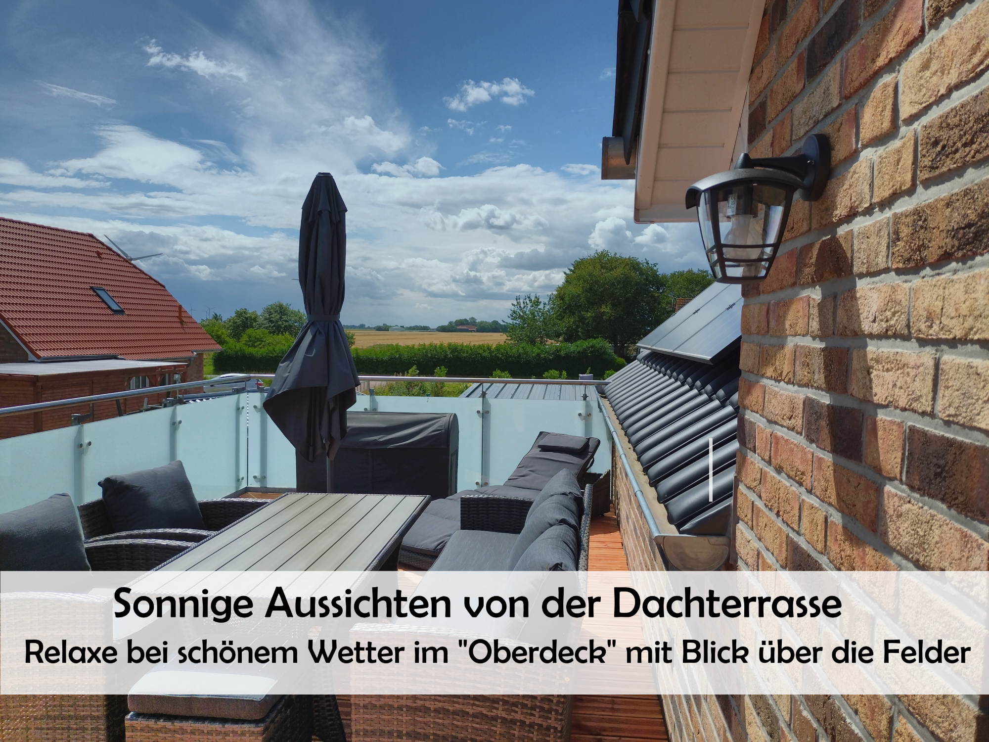 Dachterrasse mit Blick auf die Landschaft